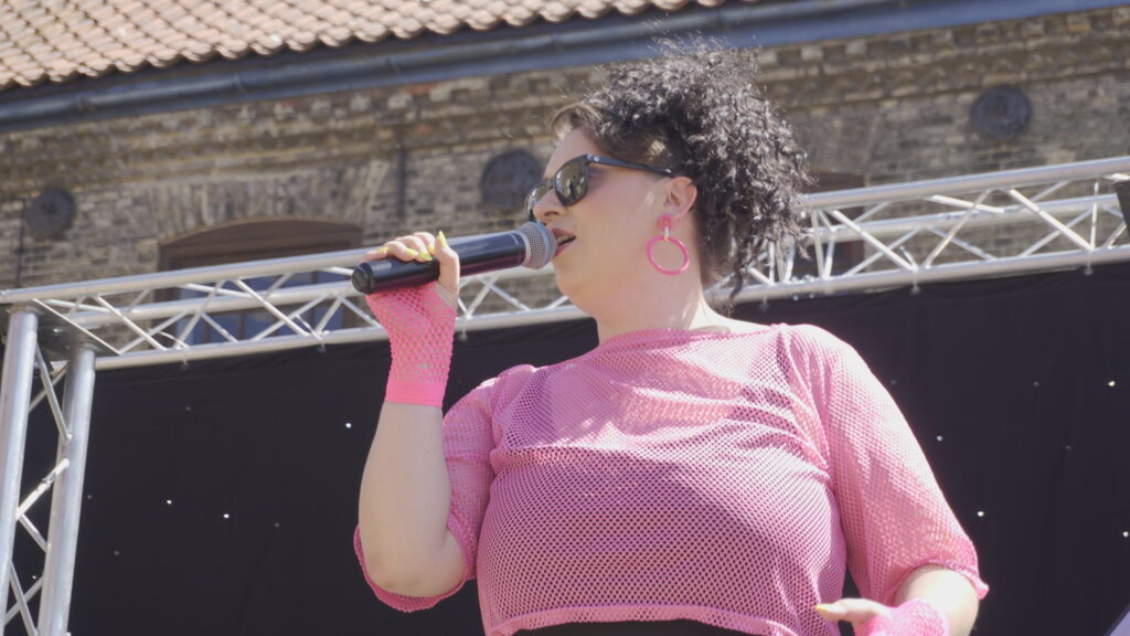 Sarah Sheldon at The Over 30s Club - Kings Lynn - Daytime Clubbing